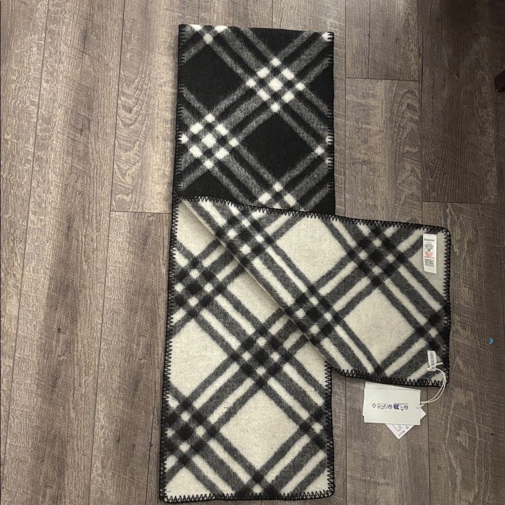 Burberry Check Wool Scarf NWT - Picture 8 of 9